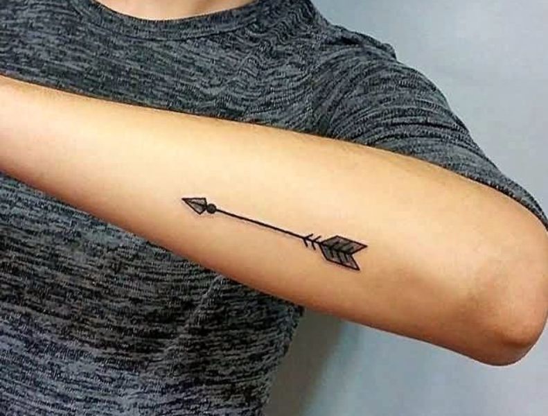 tatuajes pequeños brazo hombre flechas