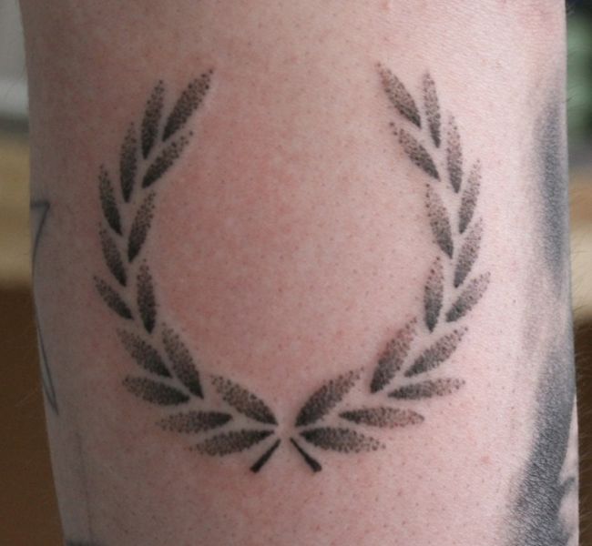 tatuajes pequeños brazo hombre laurel dotwork