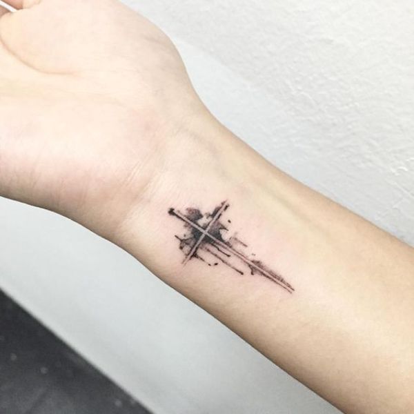 tatuajes pequeños brazo mujer cruces