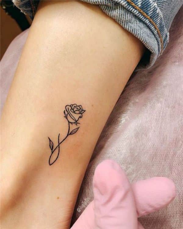 tatuajes pequeños brazo mujer rosas