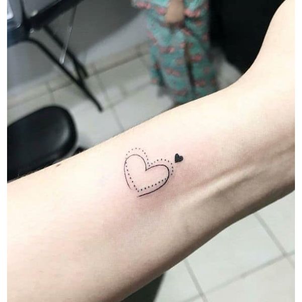 tatuajes pequeños brazo mujer tres corazones