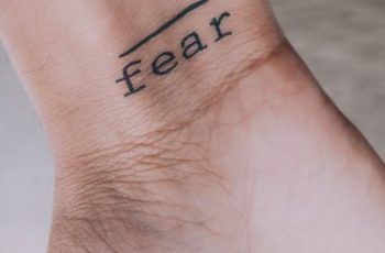 4 tatuajes pequeños con significado profundos en mano
