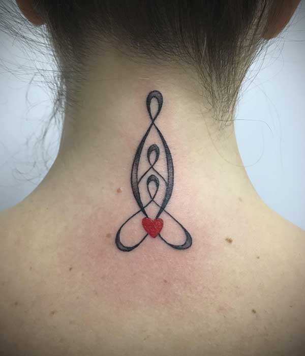 tatuaje de madre e hija celta con corazon