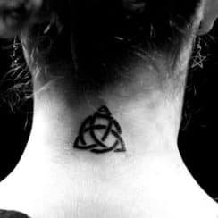 El buen tatuaje de madre e hija celta a 3 simbolos