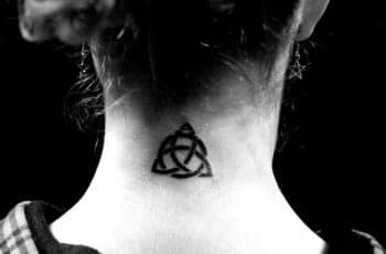 El buen tatuaje de madre e hija celta a 3 simbolos