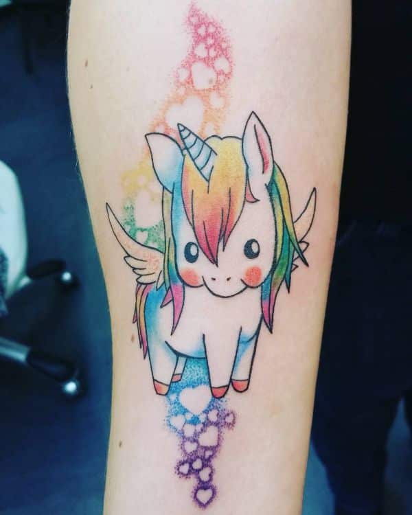 tatuaje unicornio de bebe cargado de ternura