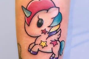 tatuaje unicornio de bebe en brazo