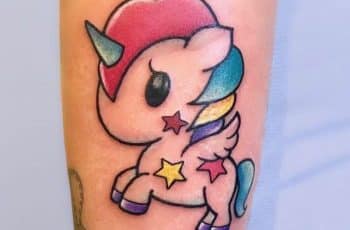 Un tierno tatuaje unicornio de bebe a 2 significados