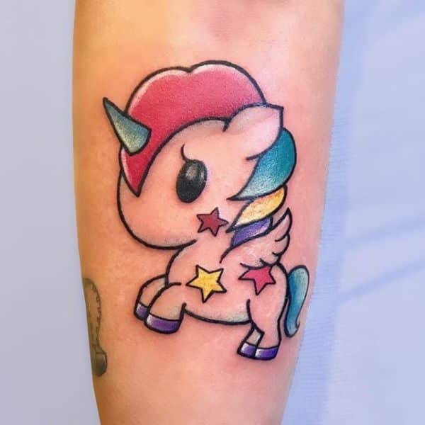 tatuaje unicornio de bebe en brazo