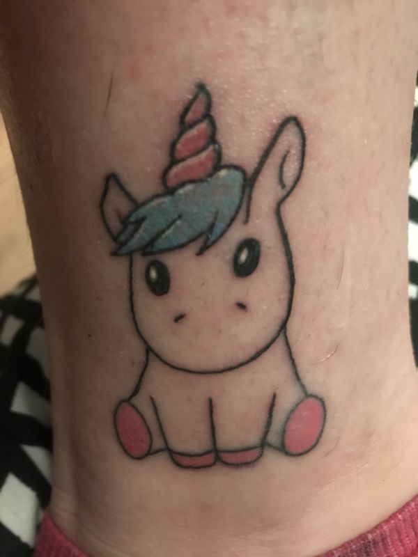 tatuaje unicornio de bebe sencillo