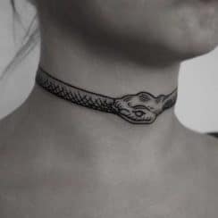 Creativos tatuajes alrededor del cuello a 5 estilos