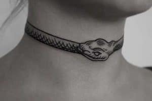 tatuajes alrededor del cuello gargantilla