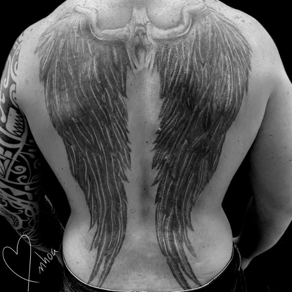 tatuajes de alas de angel para hombres en espalda