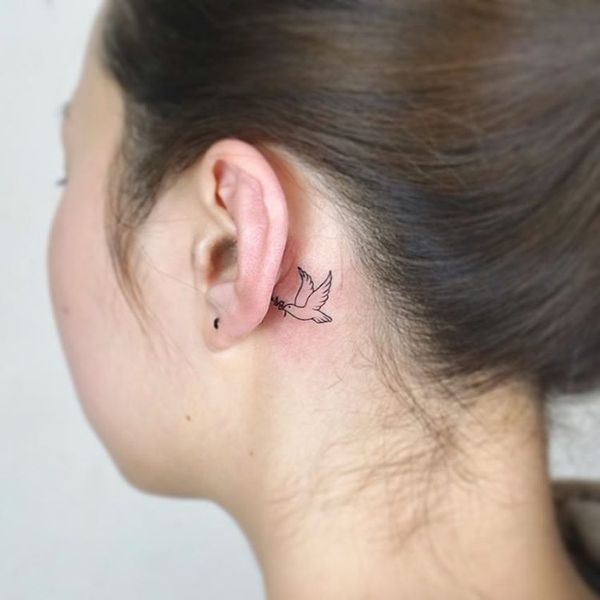 tatuajes de alas detras de la oreja aves