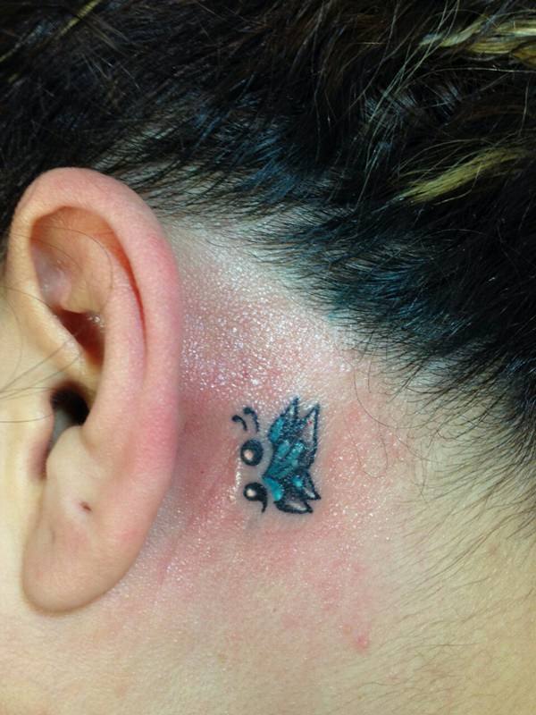 tatuajes de alas detras de la oreja de mariposas