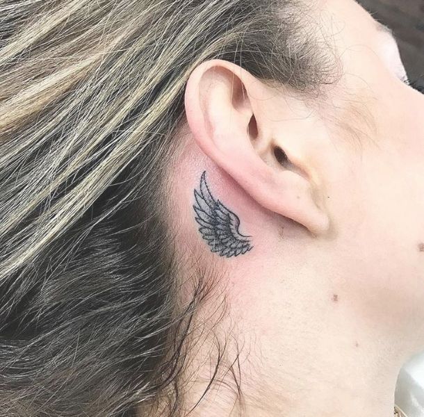 tatuajes de alas detras de la oreja pequeños