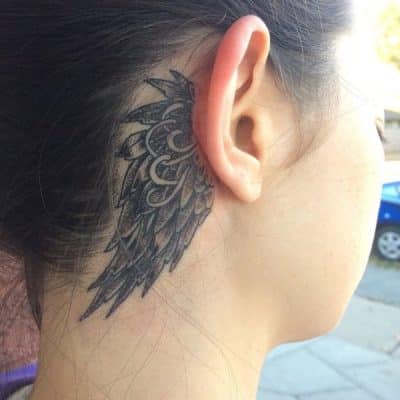 tatuajes de alas detras de la oreja plumas hacia abajo