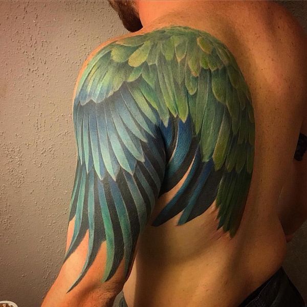 tatuajes de alas para hombres en espalda a color