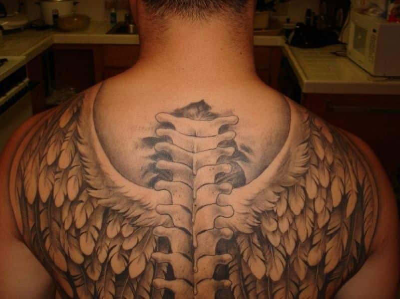 tatuajes de alas para hombres en espalda con columna vertebral