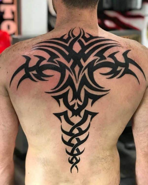 tatuajes de alas para hombres en espalda simulación tribal