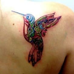 4 bonitos tatuajes de colibrí para mujeres a colores