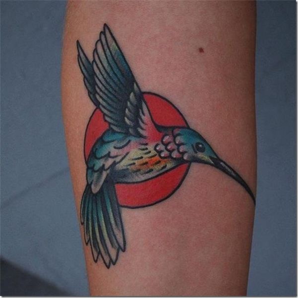 tatuajes de colibrí para mujeres lineas bien marcadas