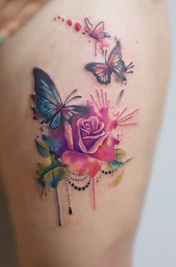 tatuajes de flores con mariposas con manchas de tinta