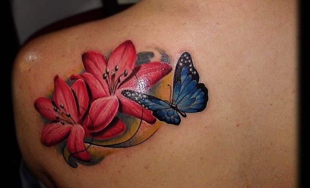 tatuajes de flores con mariposas en el hombro