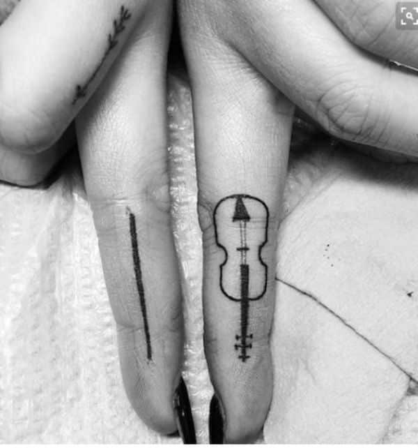 tatuajes de musicos para parejas en los dedos
