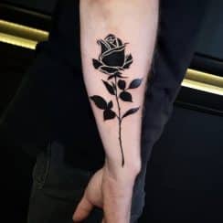 Perfectos tatuajes de rosas para hombres a 3 estilos