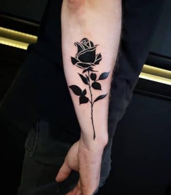 tatuajes de rosas para hombres rosa negra