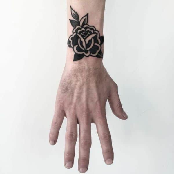 tatuajes de rosas para hombres tradicional