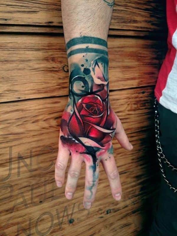 tatuajes de rosas para hombres trash polka en la mano