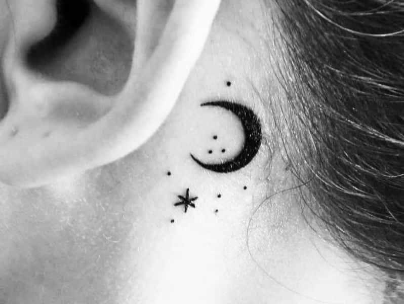 tatuajes pequeños detras de la oreja astros y lunas