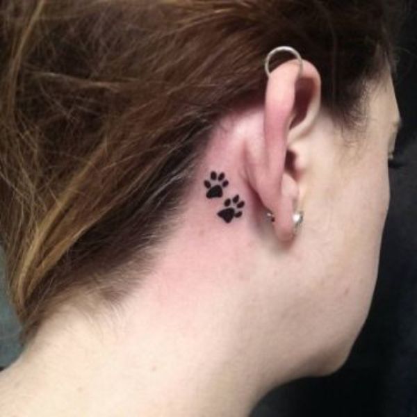 tatuajes pequeños detras de la oreja huellas