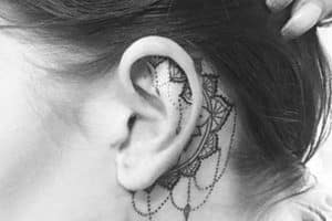 tatuajes pequeños detras de la oreja mandalas mujeres