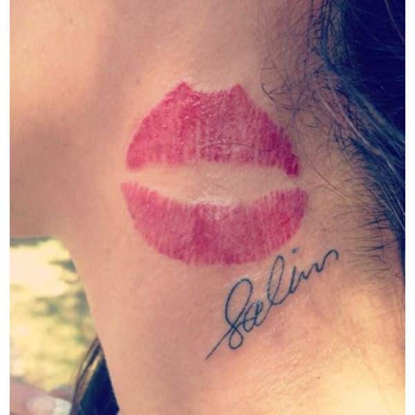 tatuaje de beso en cuello con nombres