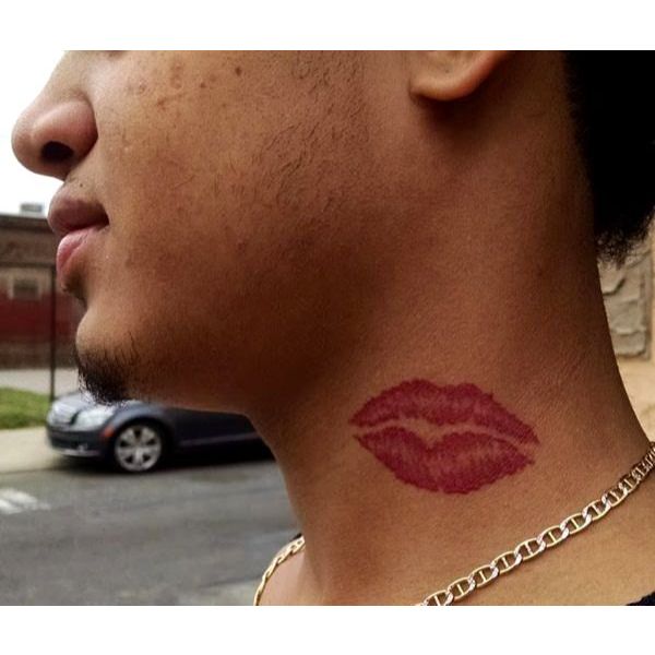 tatuaje de beso en cuello labios rojos