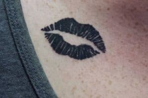 tatuaje de beso en cuello negros