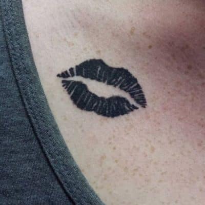 tatuaje de beso en cuello negros