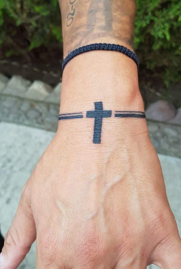 tatuaje de cruz con brazalete en muñeca