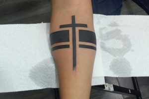 tatuaje de cruz con brazalete negro solido