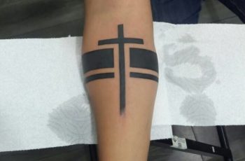 Minimalista tatuaje de cruz con brazalete a 3 detalles