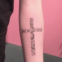 Un bonito tatuaje de cruz para mujer a 3 tintas
