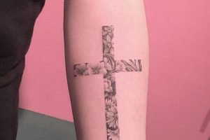 tatuaje de cruz para mujer hermosos detalles