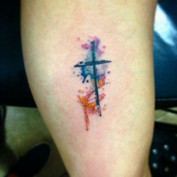 tatuaje de cruz para mujer mancha acuarela