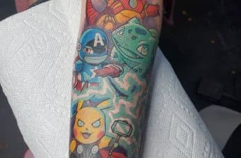Un tatuaje de pokemon avengers 4 combinaciones coloridas