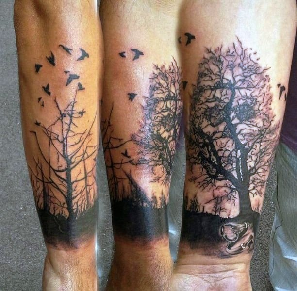 tatuajes de arboles y aves en brazo