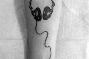 tatuajes de audifonos pequeños en brazo