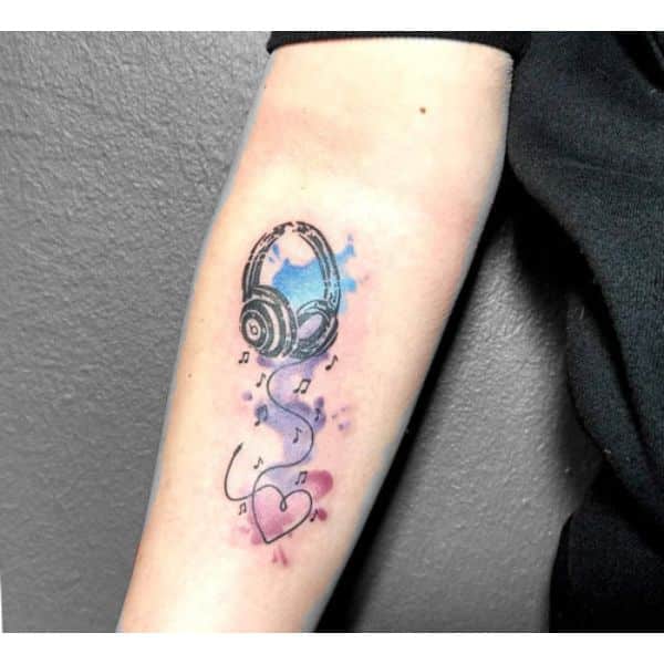 tatuajes de audifonos pequeños fondo de acuarela